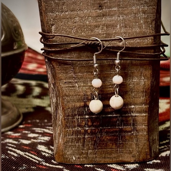 ⚙️3For$30⚙️ NEW White gem and white stone dangle earrings - Picture 1 of 2